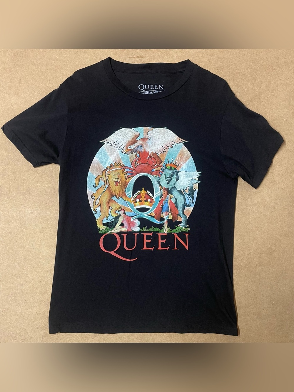 Queen Graphic Logo Black Band Tee - Que Official Merch Men’s Size S